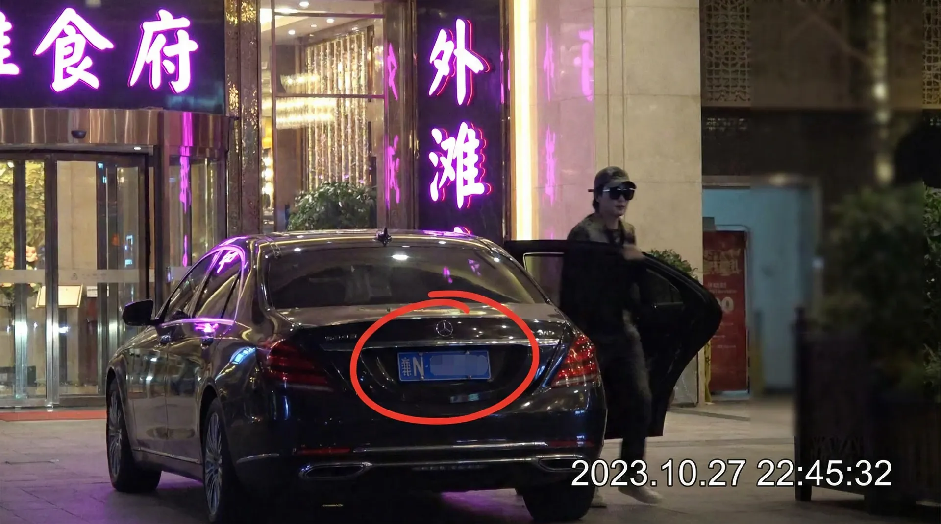 环亚网址 - 豪车餐厅外偷拍